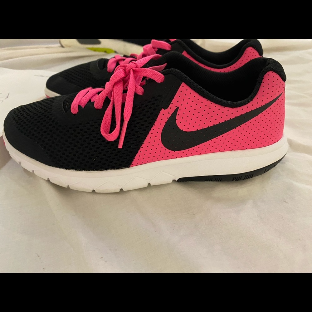 Women Nike Running Shoes. Sz 5. Like New!